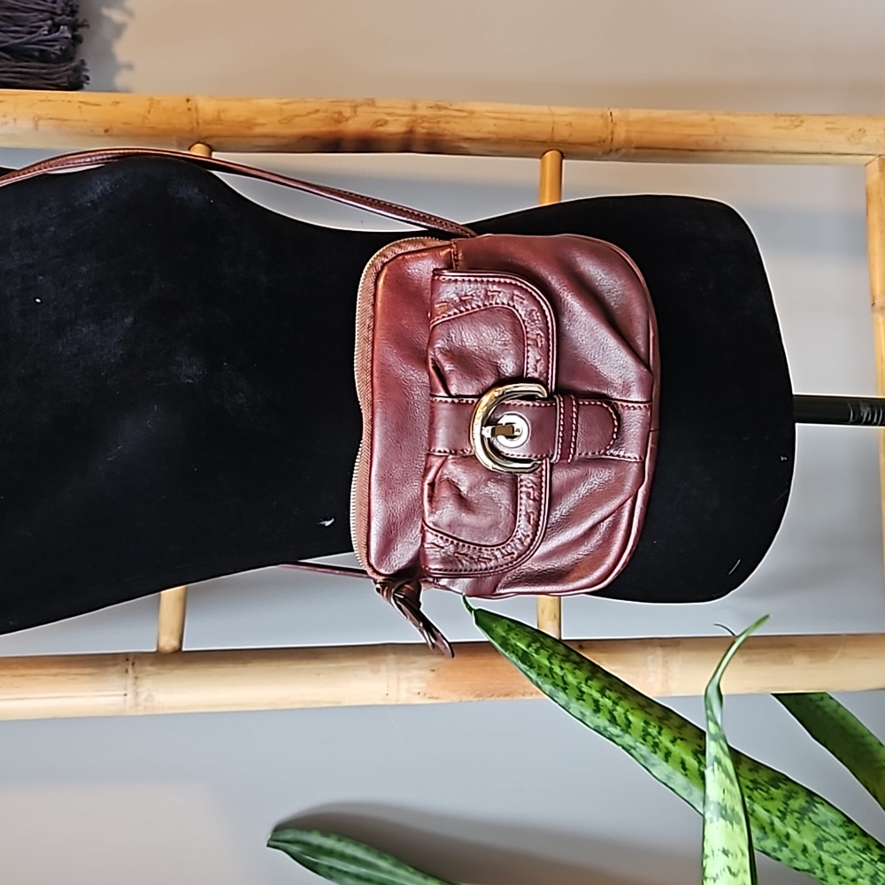 b. makowsky Vintage leather Shoulder handbag beautiful burgundy color.